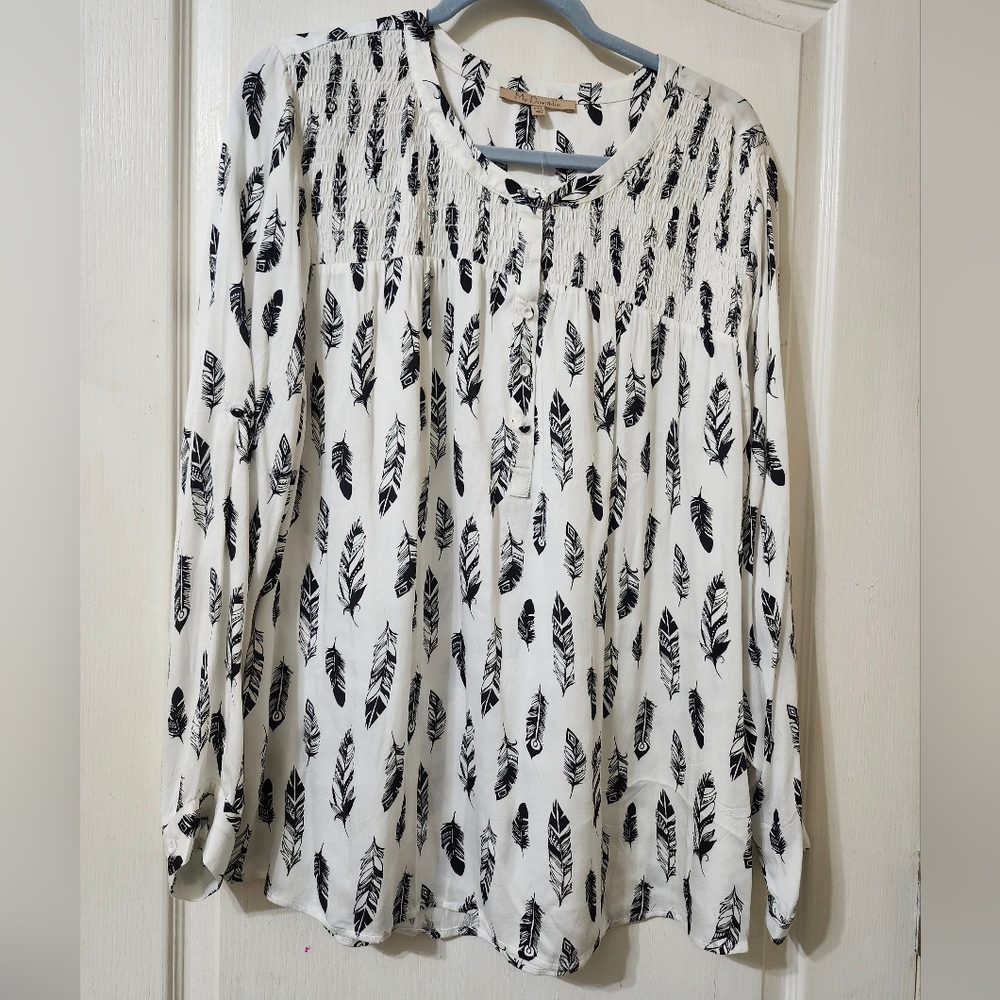 NWOT Women's White and Black Feather Print Top.